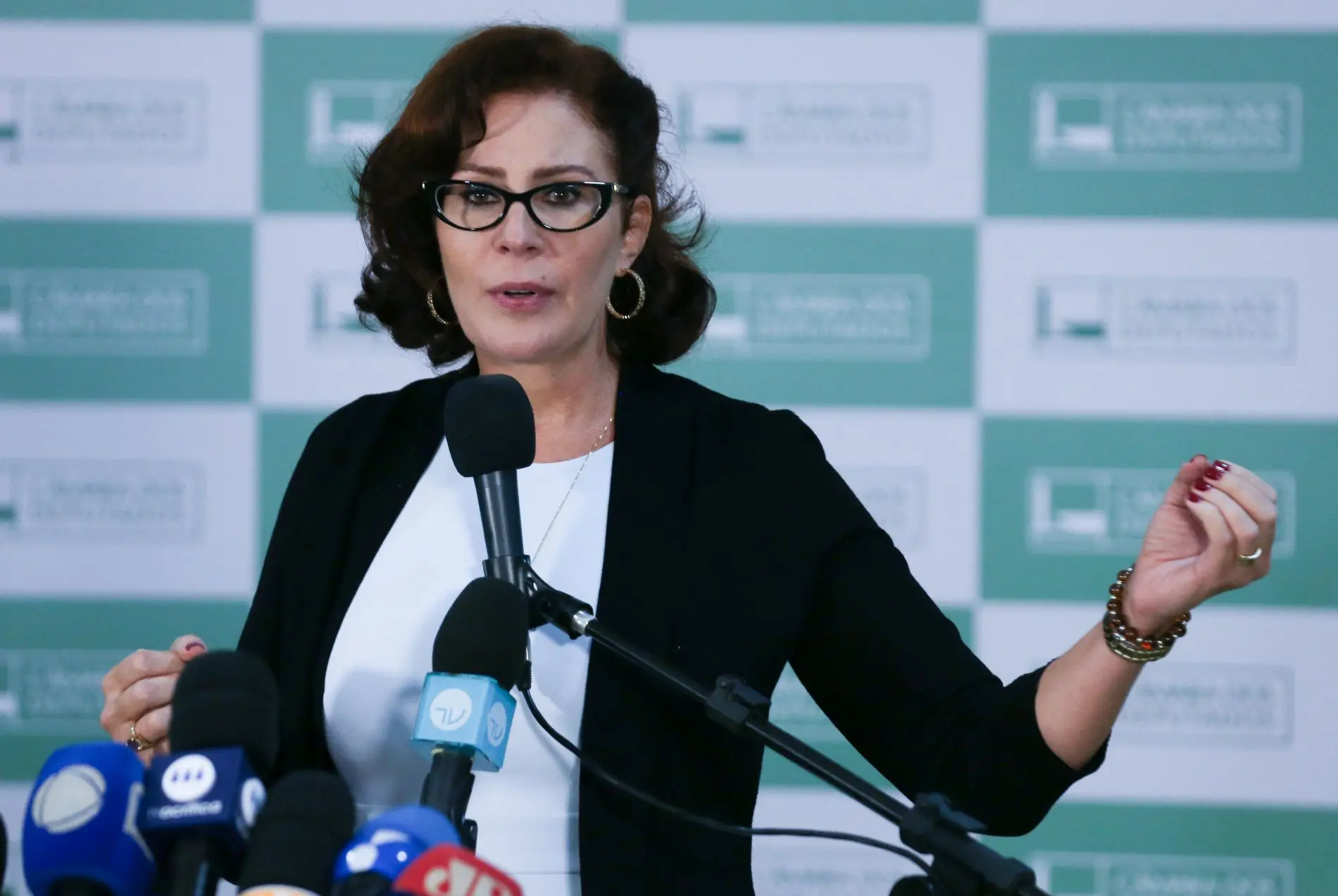 Carla Zambelli diz estar “exilada política” na Itália e agradece apoio de Flávio Bolsonaro - Imagem do artigo original