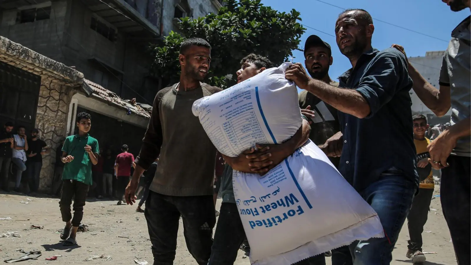 Israel anuncia novas ações para distribuir alimentos em Gaza e nega existência de fome - Imagem do artigo original