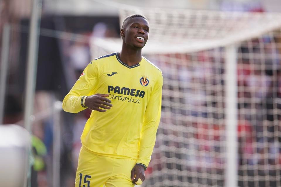 Everton investe até £35 milhões para contratar o atacante Thierno Barry - Imagem do artigo original