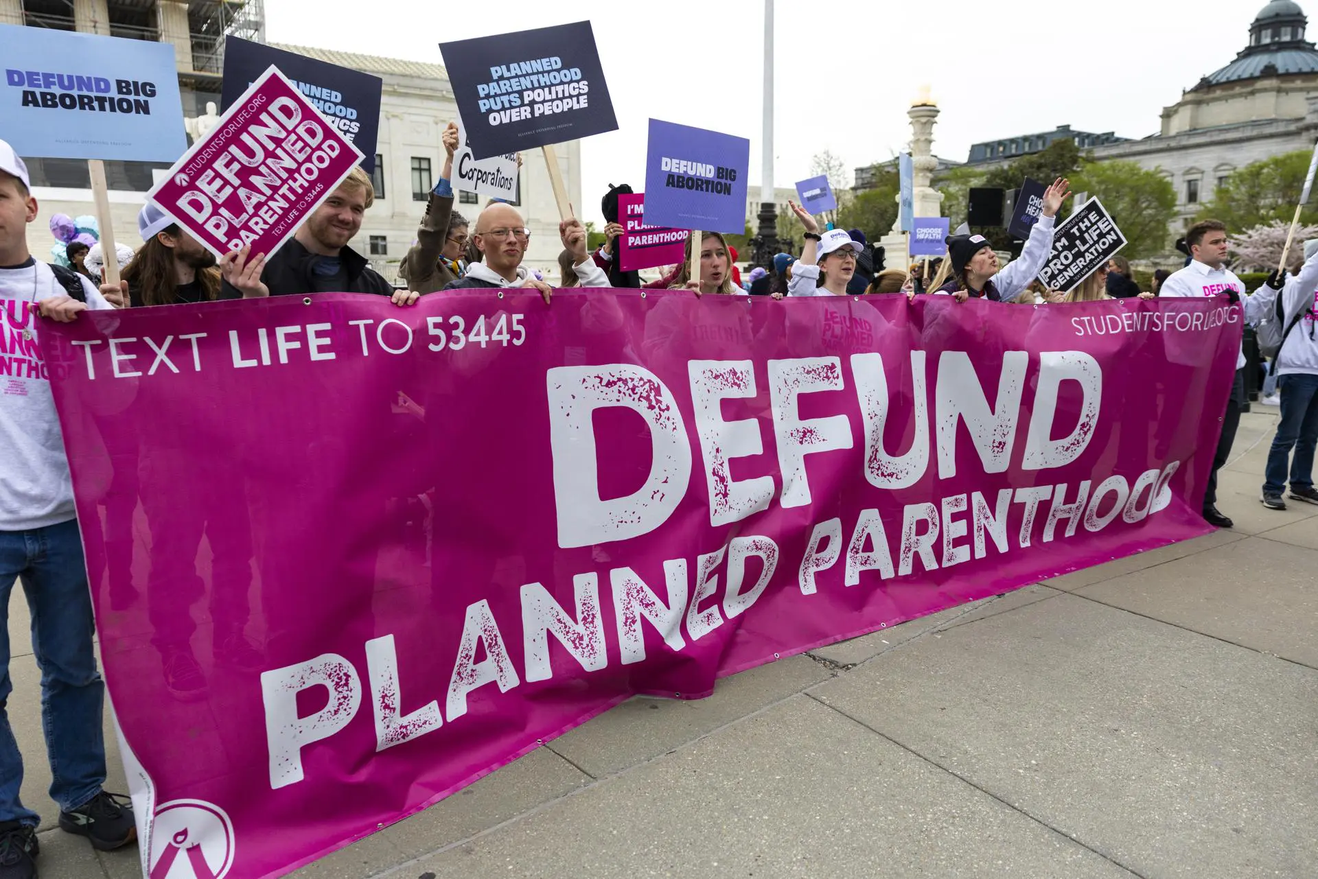 Justiça norte-americana barra corte de verbas da Planned Parenthood anunciado por Trump - Imagem do artigo original