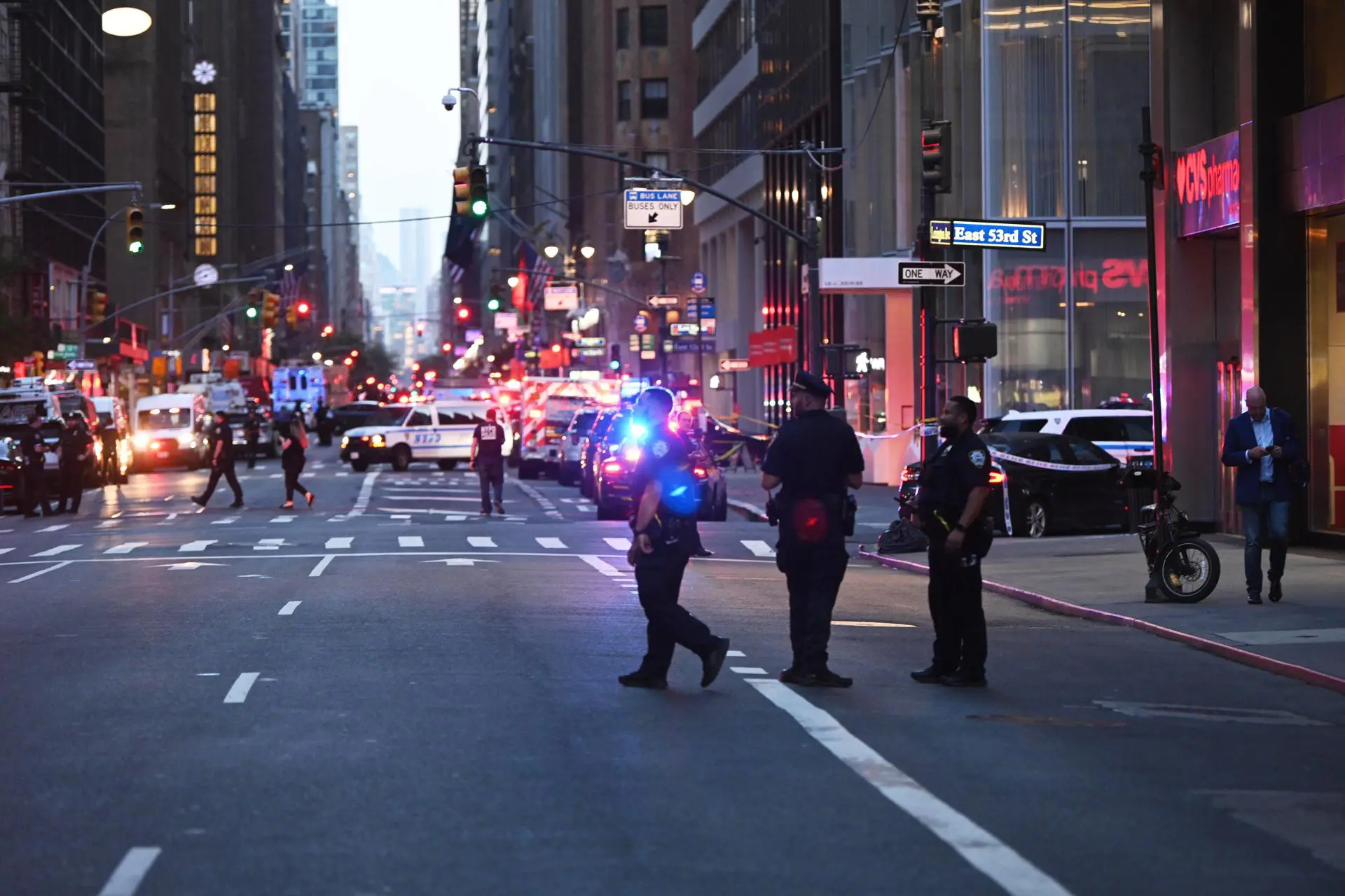 Ataque a tiros em Manhattan deixa cinco mortos, incluindo policial e atirador - Imagem do artigo original