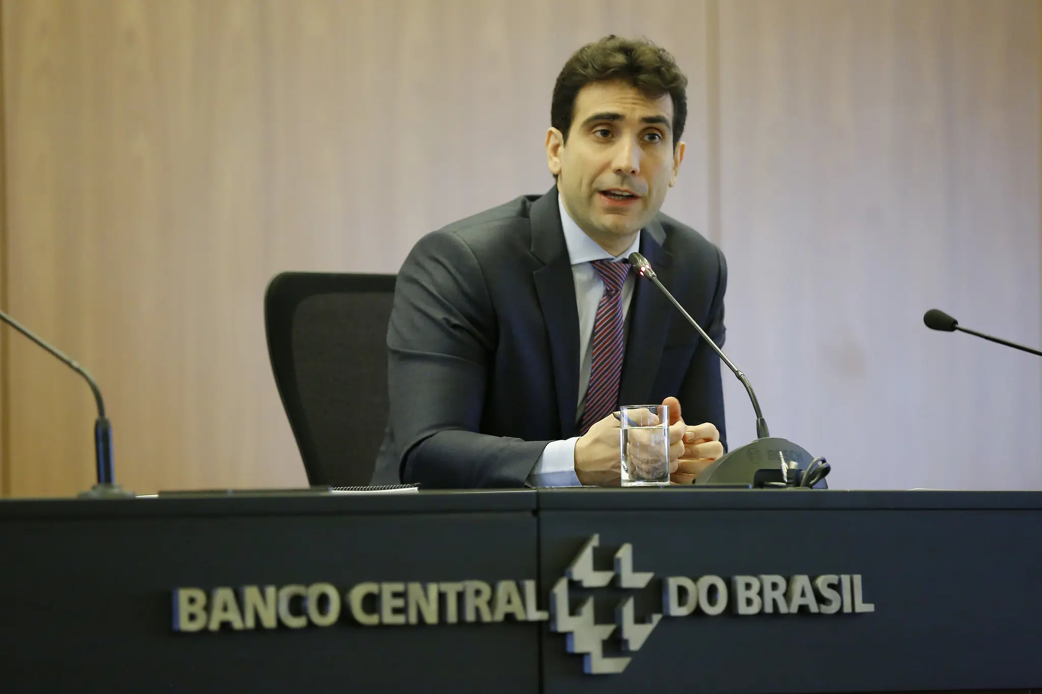 Copom mantém Selic em 15% ao ano após dez meses de aumentos - Imagem do artigo original