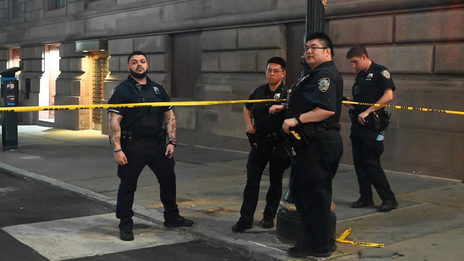Tiroteio em arranha-céu de Manhattan deixa quatro mortos, entre eles um policial - Imagem do artigo