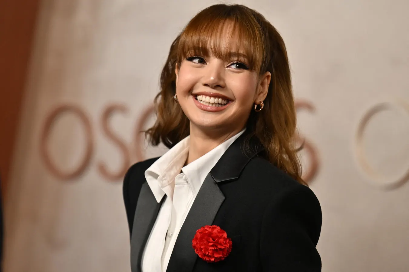 Lisa supera marca de Jennie e iguala recorde de Rosé na parada Pop Airplay - Imagem do artigo