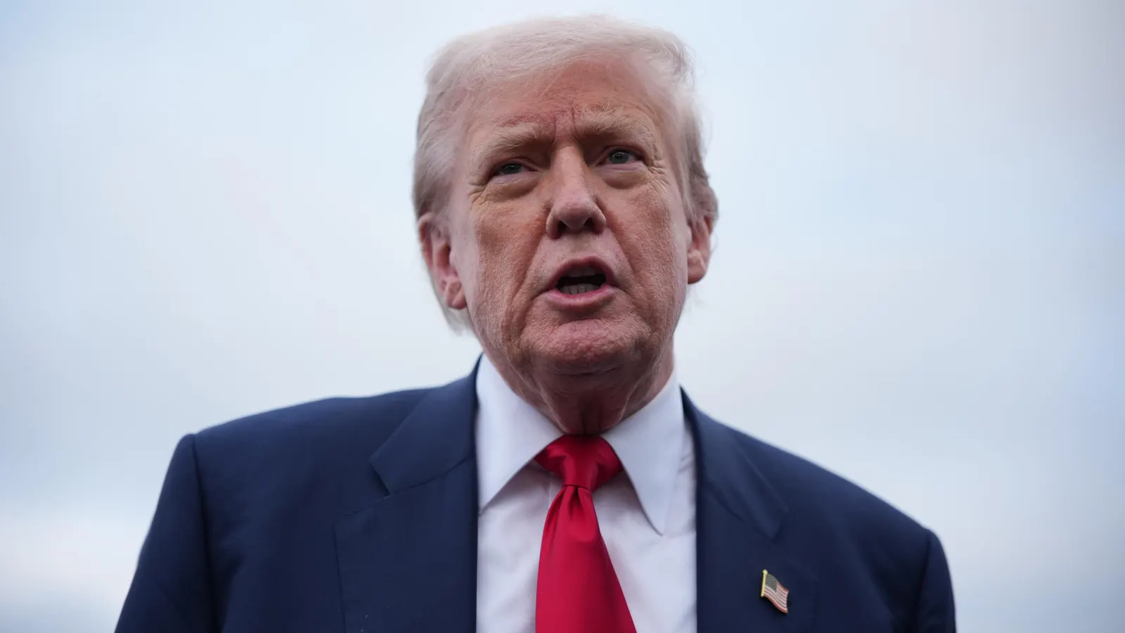 Trump volta a atacar Rússia e Índia, mantém tarifa de 25% e rebate ameaça de guerra de Medvedev - Imagem do artigo