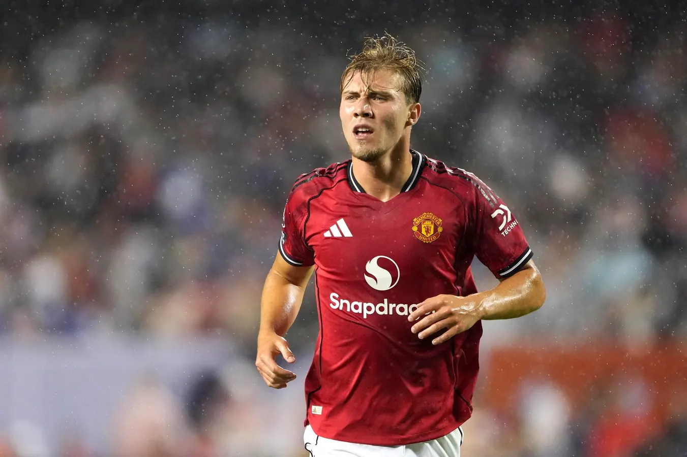 Hojlund promete brigar por vaga no Manchester United enquanto clube negocia novo centroavante - Imagem do artigo