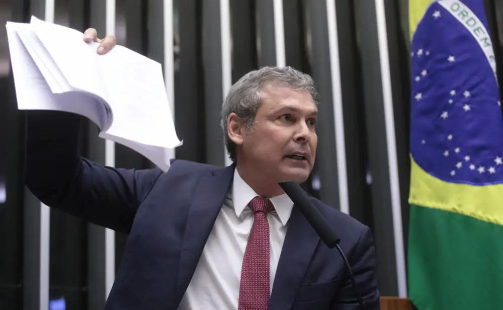 Ação de Lindbergh Farias para blindar Moraes gera alerta sobre risco a bancos brasileiros - Imagem do artigo original