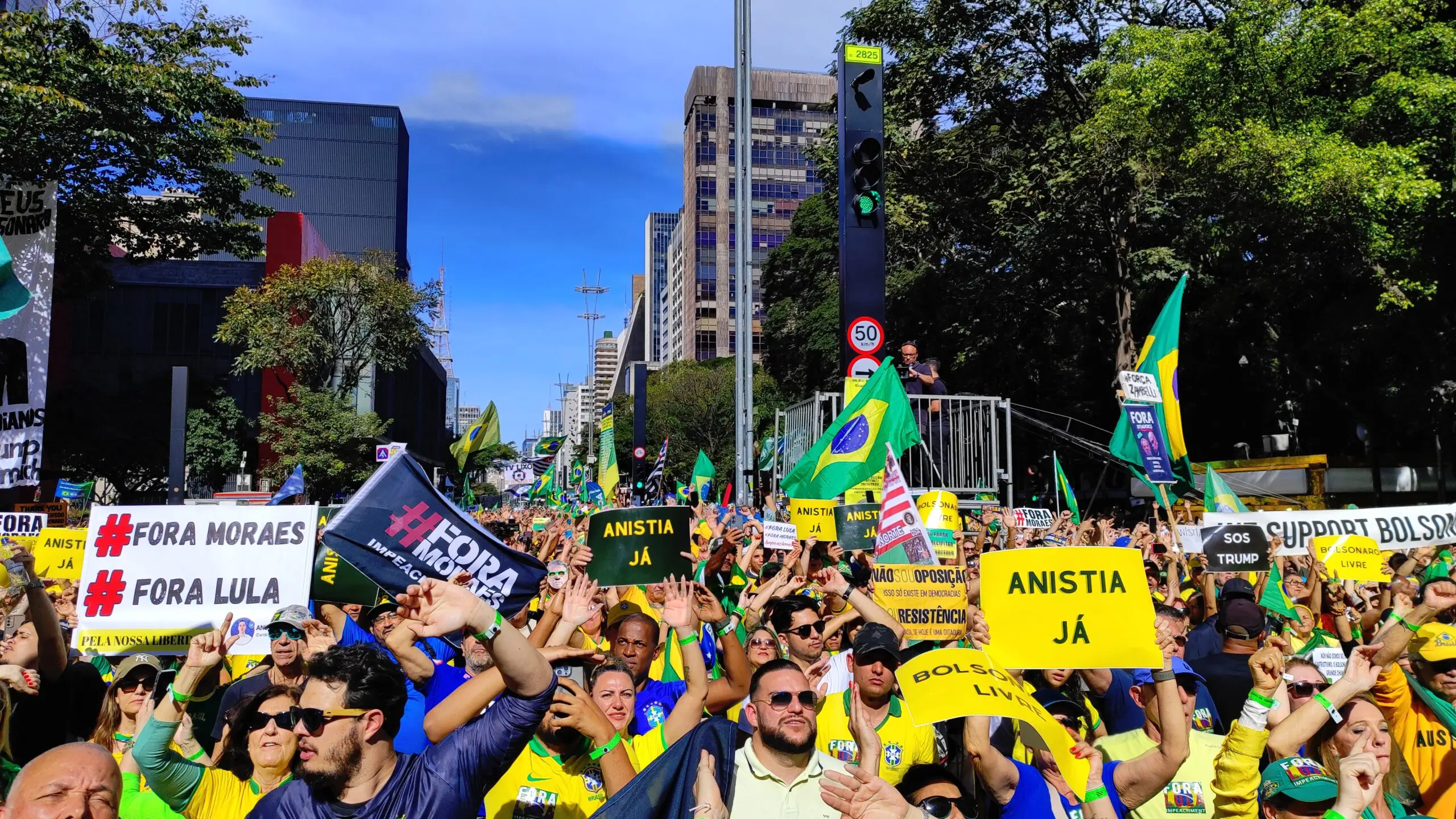 Manifestantes lotam cidades brasileiras para pedir impeachment de Alexandre de Moraes - Imagem do artigo original