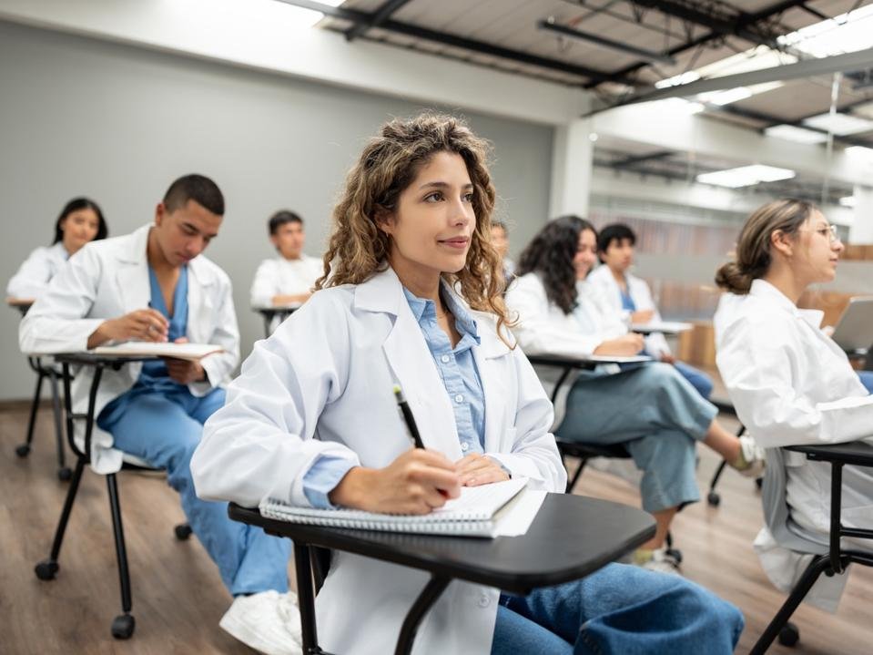 Formandos em medicina voltam a escolher psiquiatria em massa, apesar da expansão de aplicativos de saúde mental com IA - Imagem do artigo original