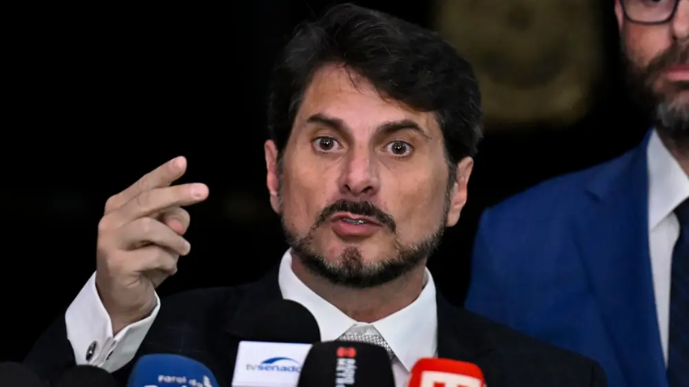 Oposição critica tornozeleira eletrônica imposta a Marcos do Val e fala em decisão “arbitrária” - Imagem do artigo original