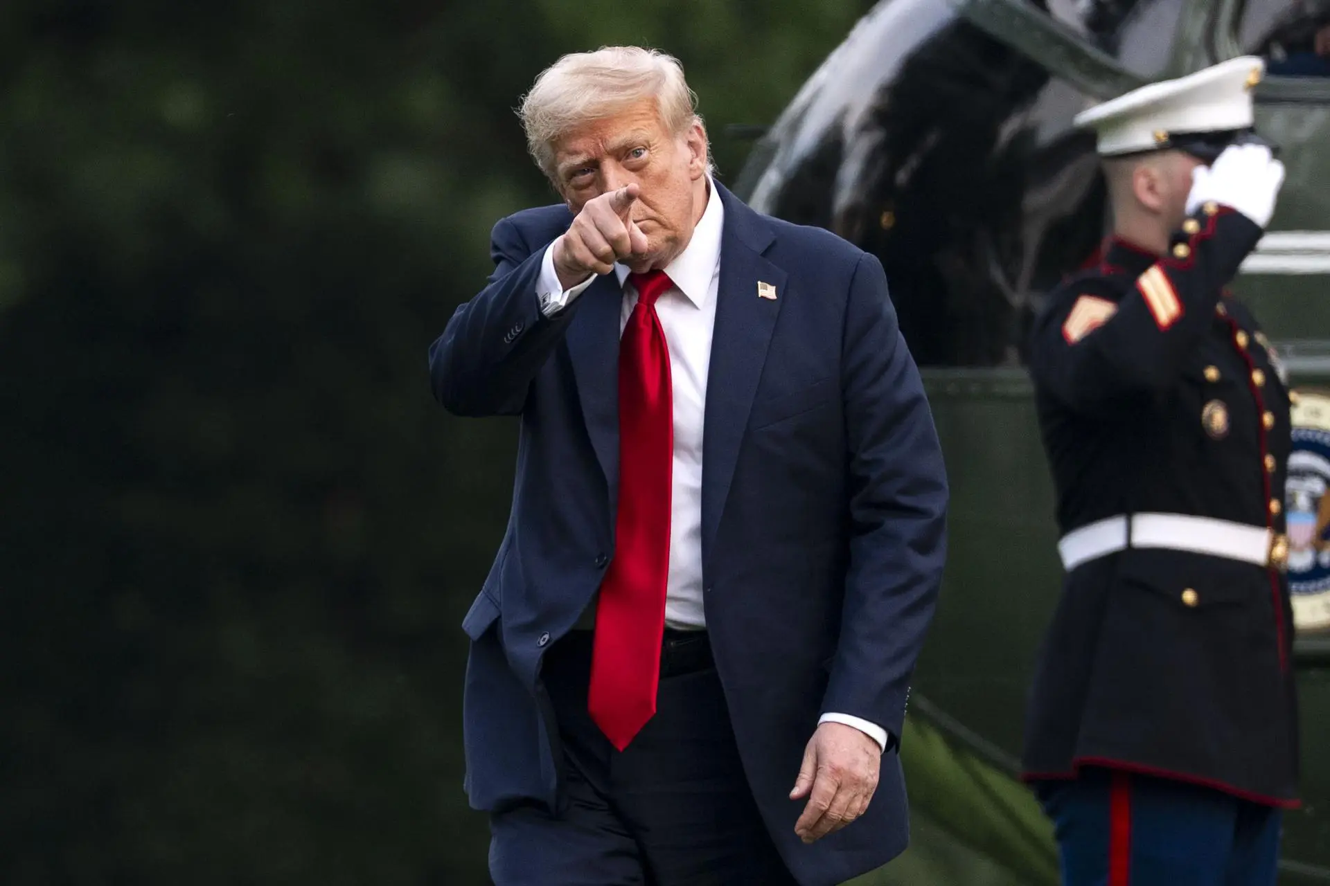 Governo dos EUA estuda exigir caução de US$ 15 mil para concessão de vistos a viajantes de países com alto índice de overstay - Imagem do artigo original