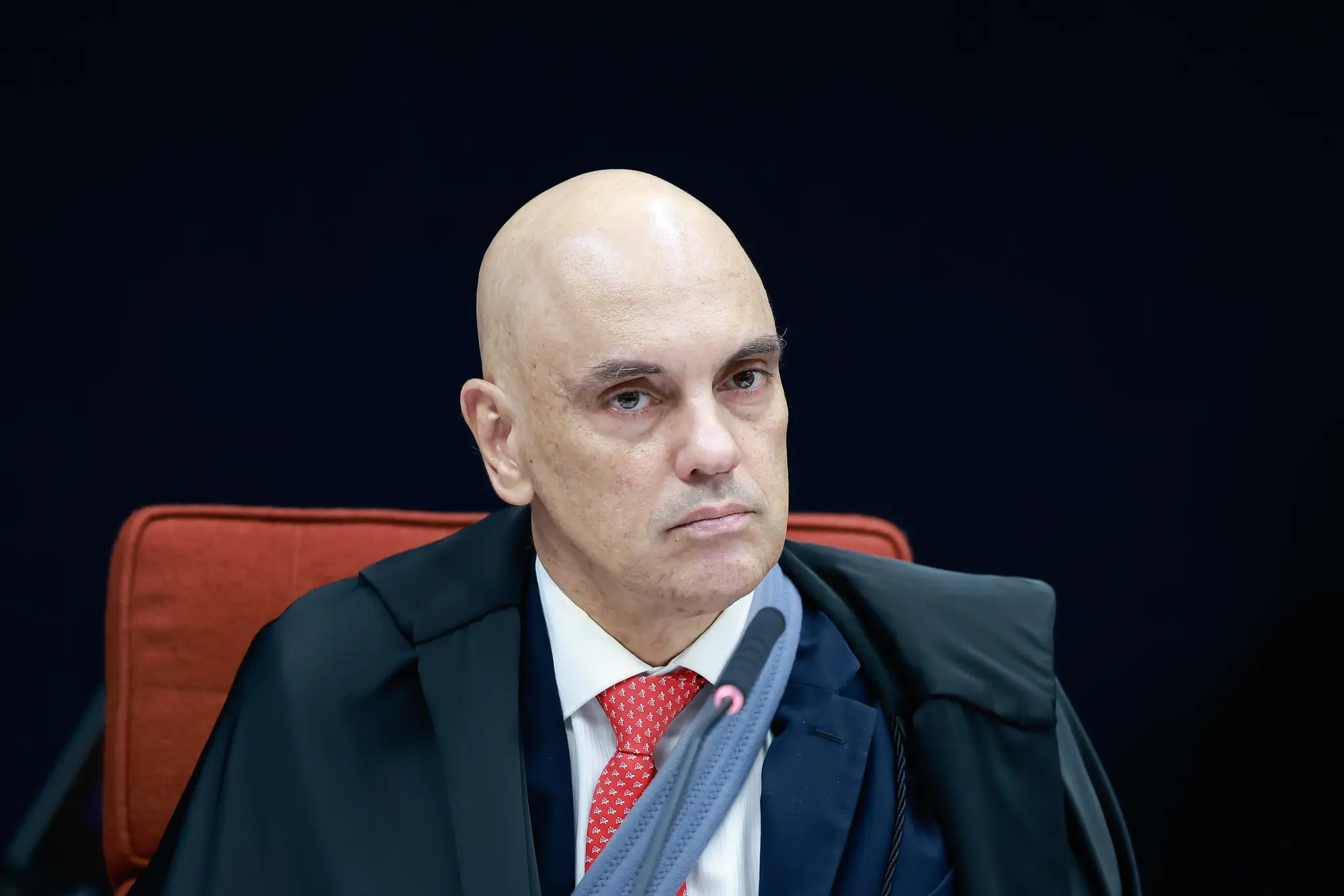 Moraes aponta publicações de Flávio e Eduardo para embasar prisão domiciliar de Bolsonaro - Imagem do artigo original