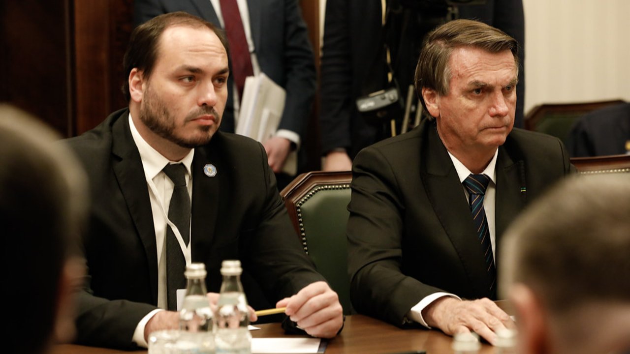 Carlos Bolsonaro é hospitalizado após decisão de prisão domiciliar de Jair Bolsonaro - Imagem do artigo original