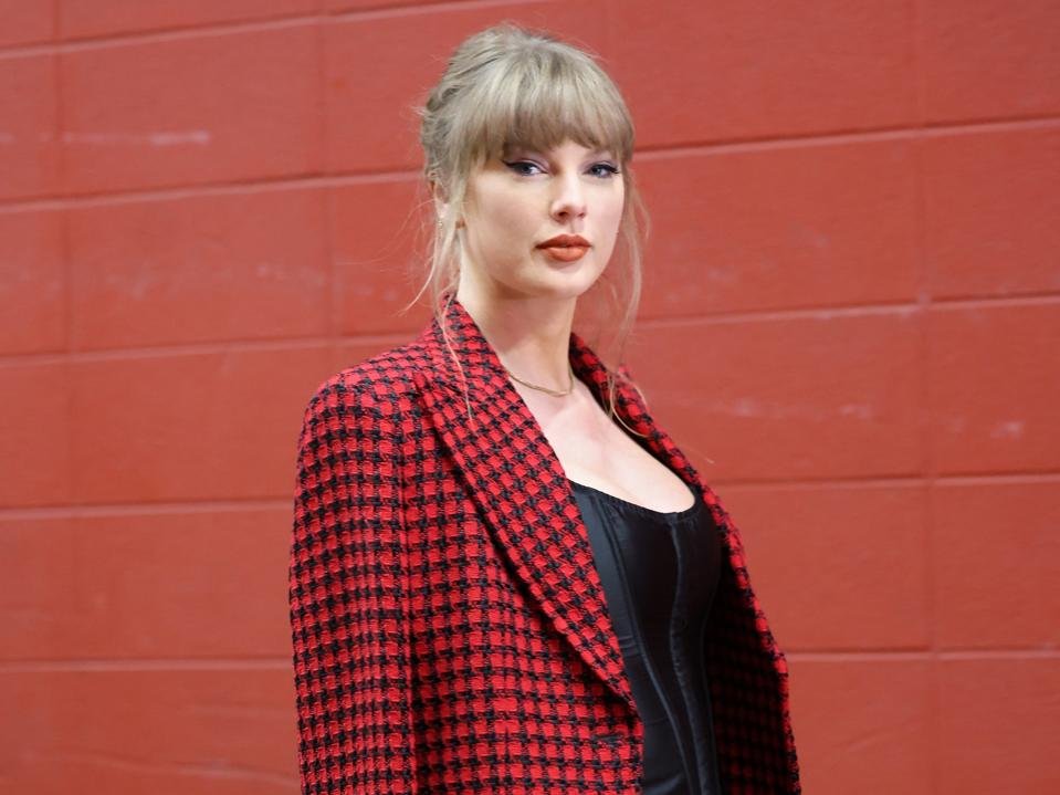 Taylor Swift recoloca três álbuns nas paradas britânicas ao mesmo tempo - Imagem do artigo original