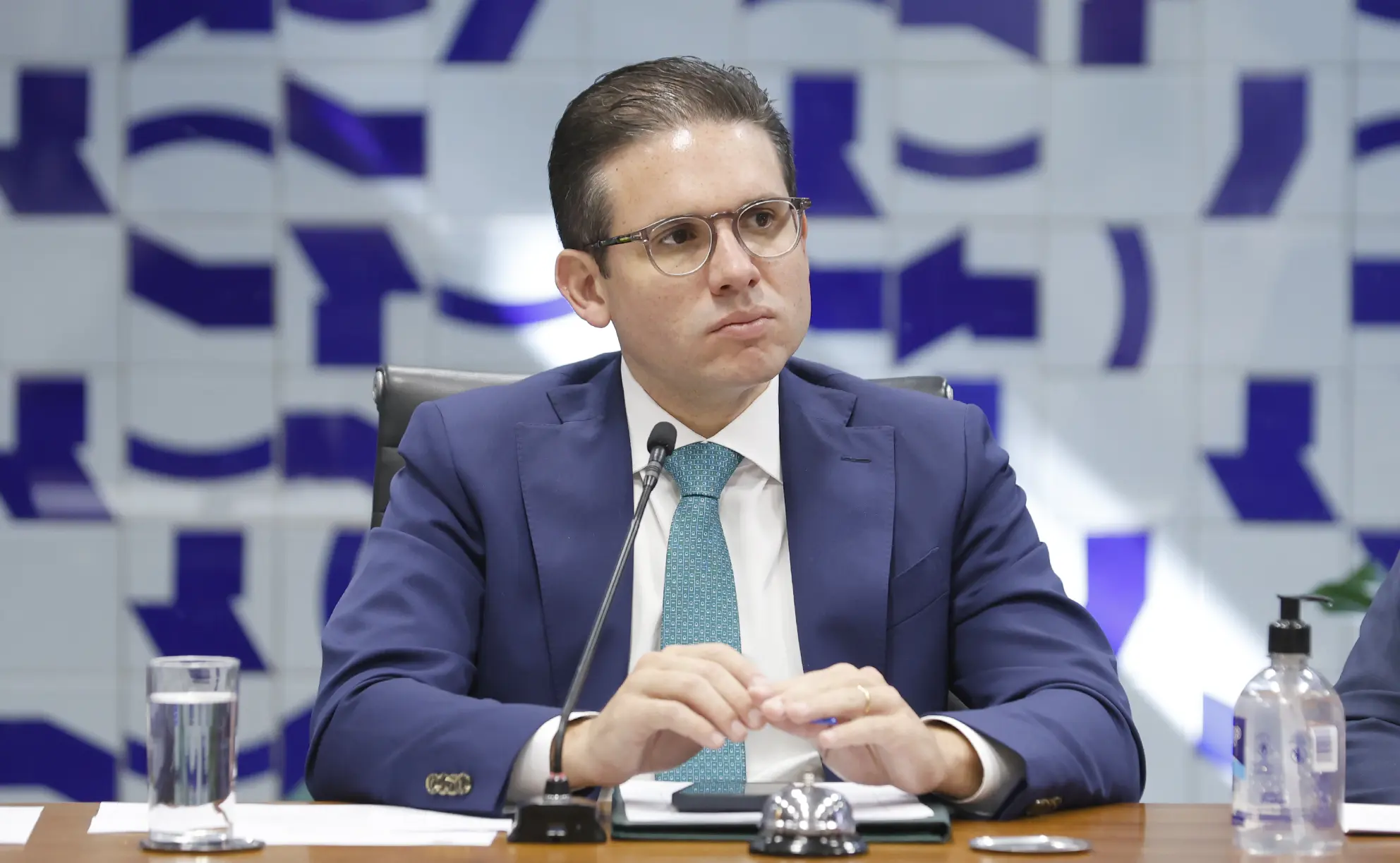 Hugo Motta encerra sessão da Câmara após protestos e diz que ordem judicial “se cumpre” - Imagem do artigo original
