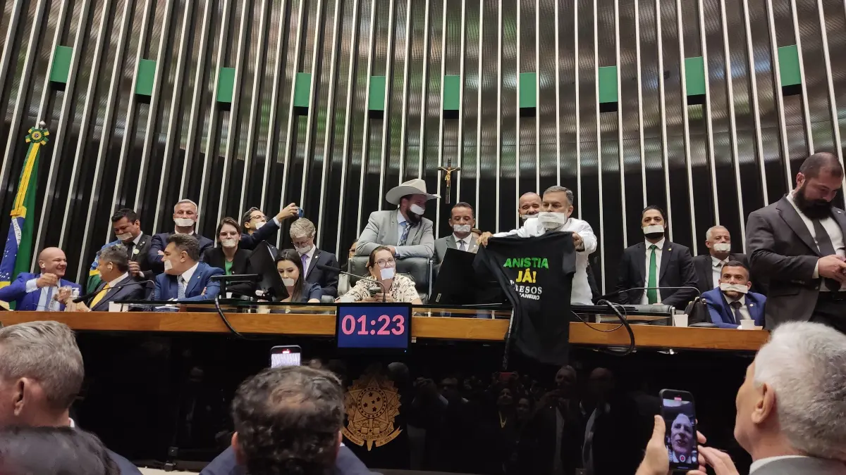 Oposição passa a noite ocupando mesas da Câmara e do Senado e pressiona por encontro com Motta e Alcolumbre - Imagem do artigo original