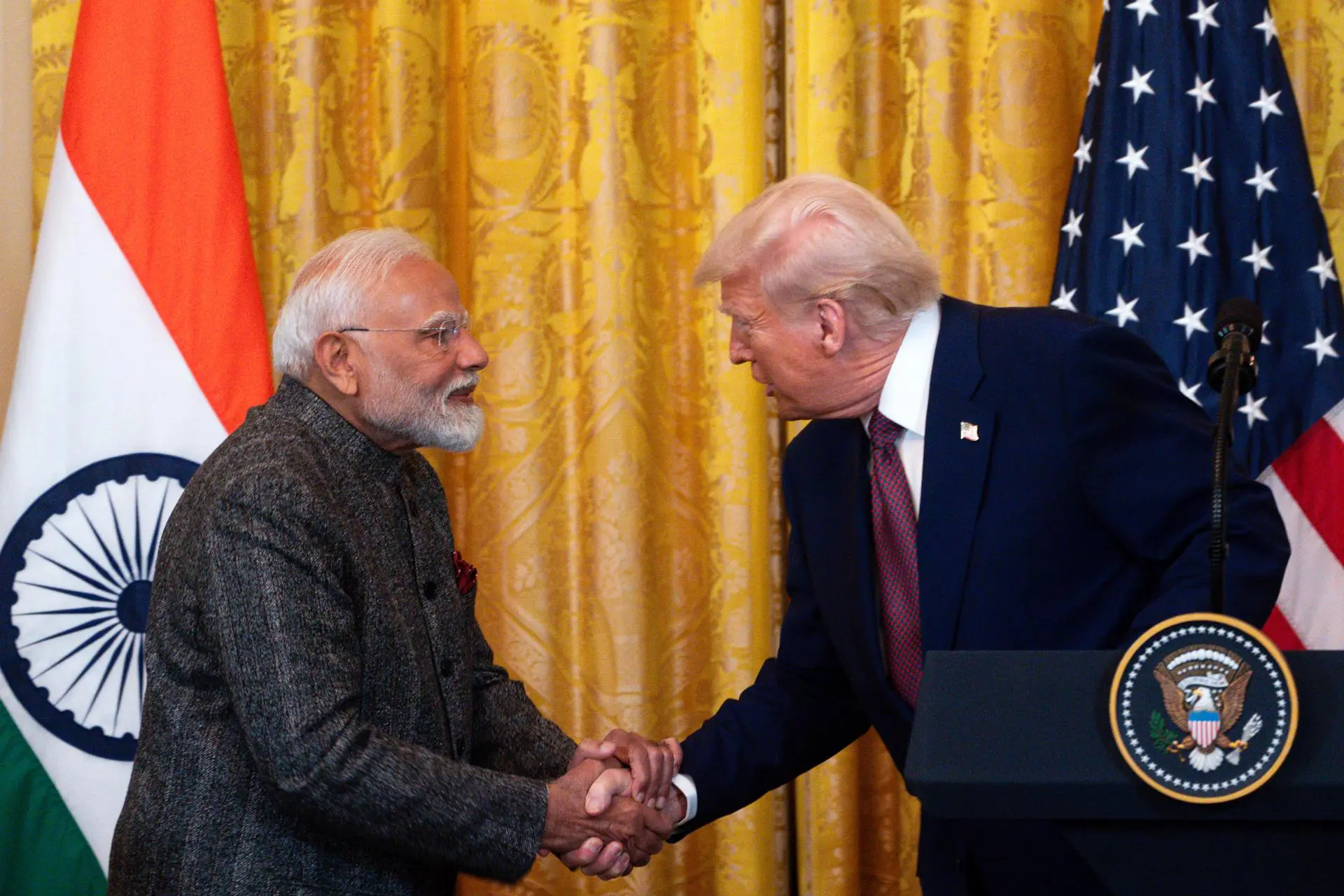 Trump decreta tarifa extra de 25% sobre produtos indianos após compras de petróleo russo - Imagem do artigo original