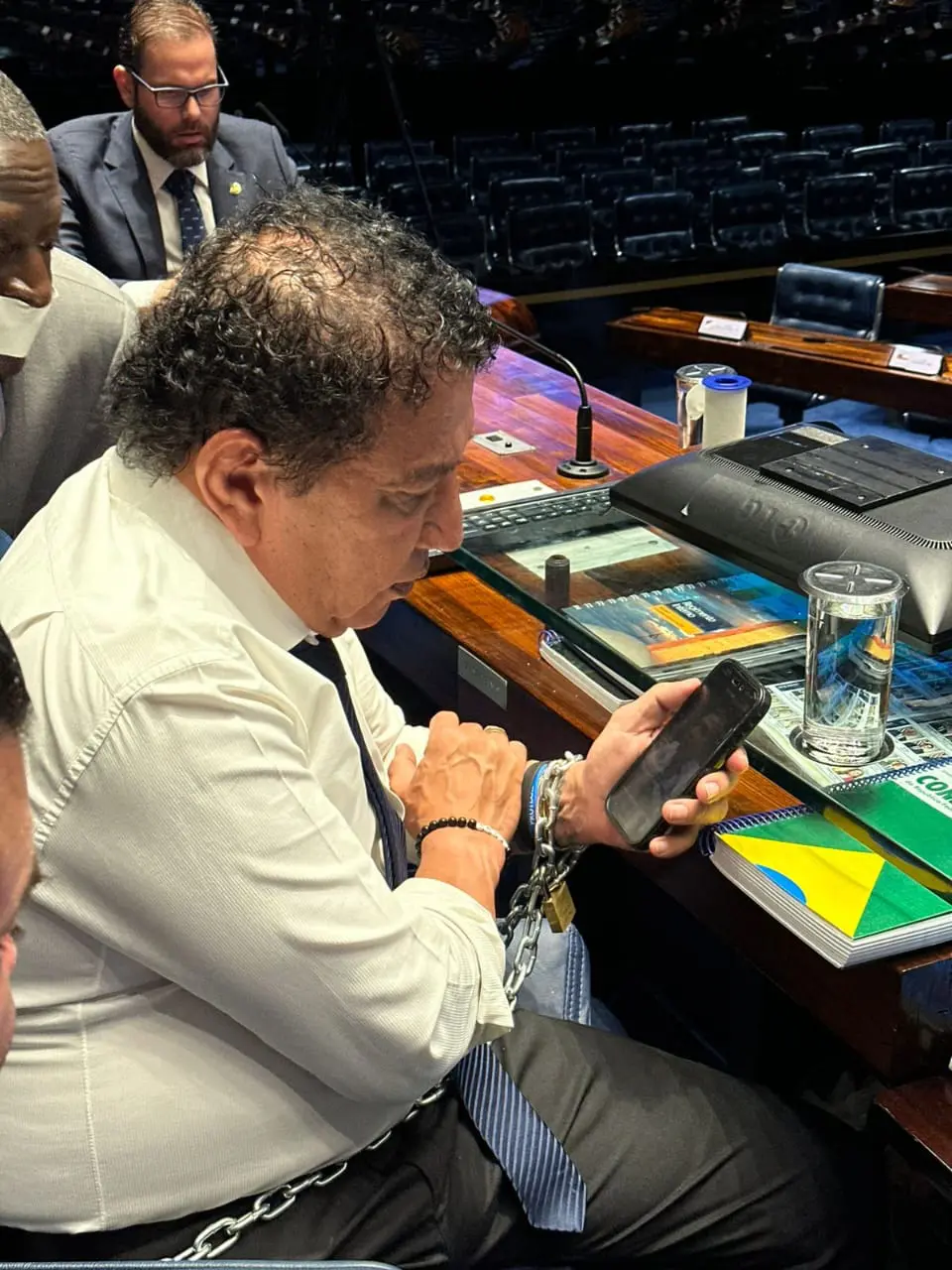 Parlamentares se acorrentam à mesa do Senado em ato contra Alexandre de Moraes - Imagem do artigo original