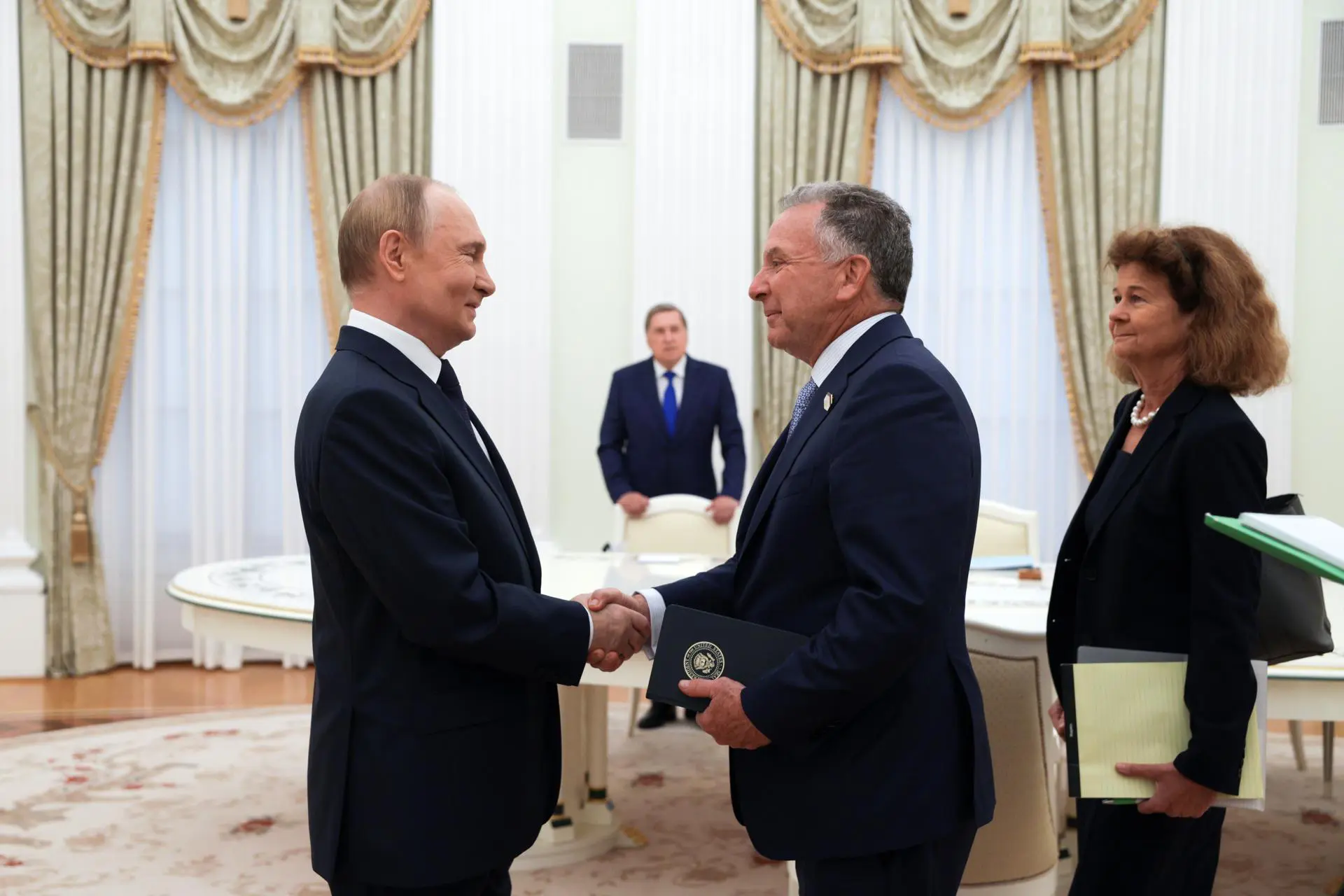 EUA mantêm plano de aplicar tarifas secundárias à Rússia após reunião de enviado com Putin - Imagem do artigo original