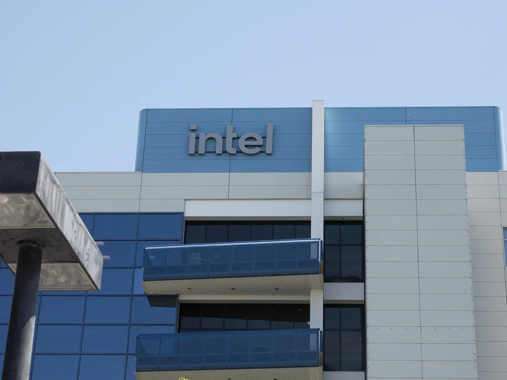 Trump exige renúncia do CEO da Intel por supostos vínculos com empresas chinesas - Imagem do artigo original