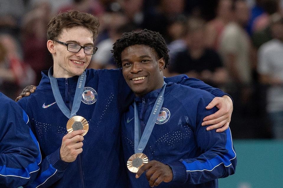 Medalhistas olímpicos Stephen Nedoroscik e Fred Richard ficam fora da equipe dos Mundiais de 2025 - Imagem do artigo original