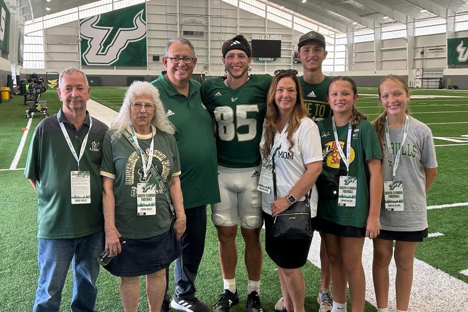 Jogador da USF Christian Helms e técnico Alex Golesh ganham projeção por ações sociais em Tampa Bay - Imagem do artigo original