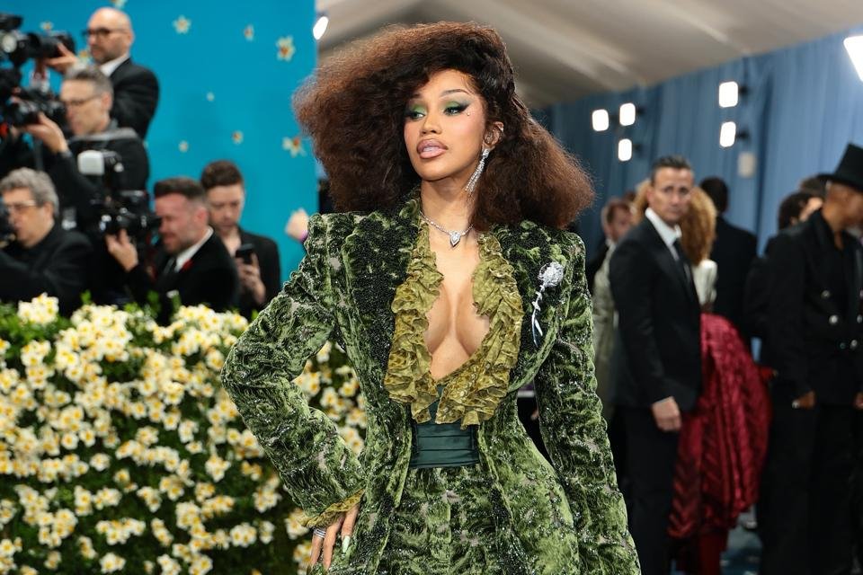 Cardi B conquista 9º Nº 1 na parada Rhythmic Airplay da Billboard - Imagem do artigo original