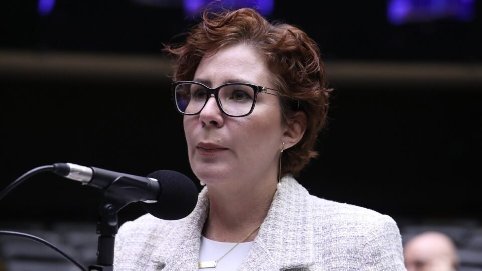Carla Zambelli é internada após passar mal em audiência de custódia em Roma - Imagem do artigo original