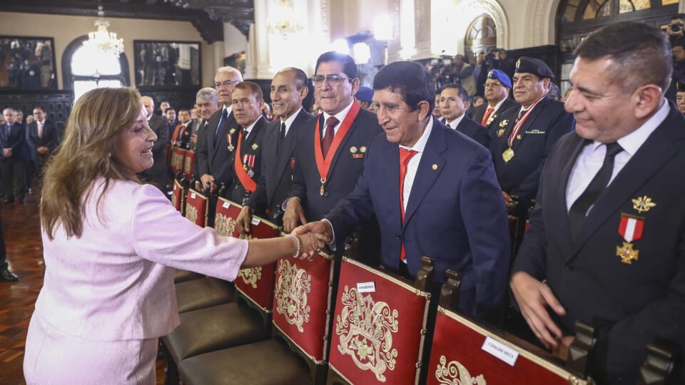 Presidente do Peru sanciona anistia a policiais e militares envolvidos no conflito interno de 1980-2000 - Imagem do artigo original
