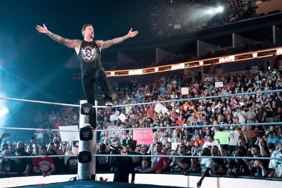 CM Punk conquista cinturão no SummerSlam 2025, mas perde título para Seth Rollins minutos depois - Imagem do artigo