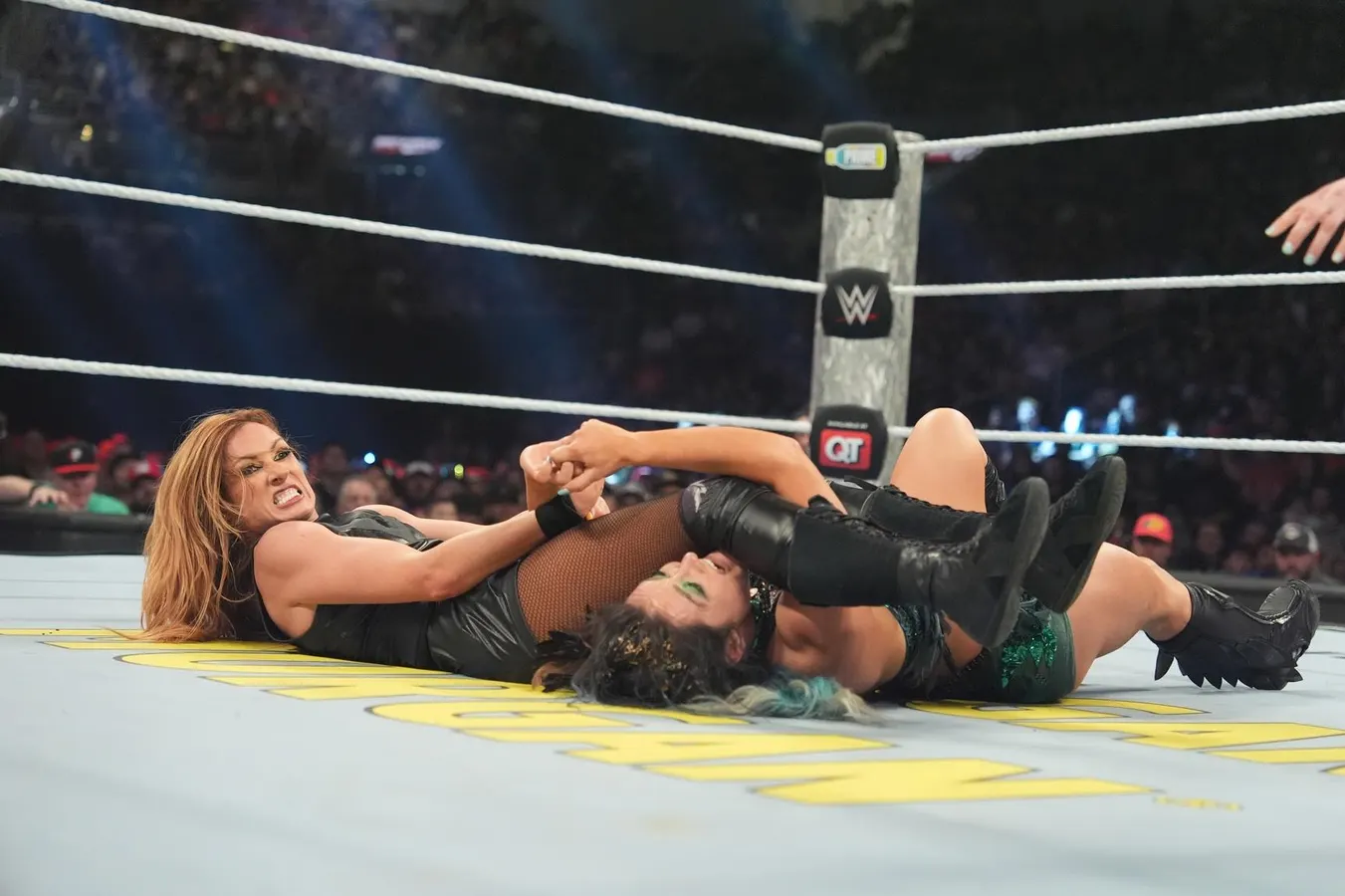 Becky Lynch mantém título intercontinental feminino após interferência de Bayley no SummerSlam 2025 - Imagem do artigo