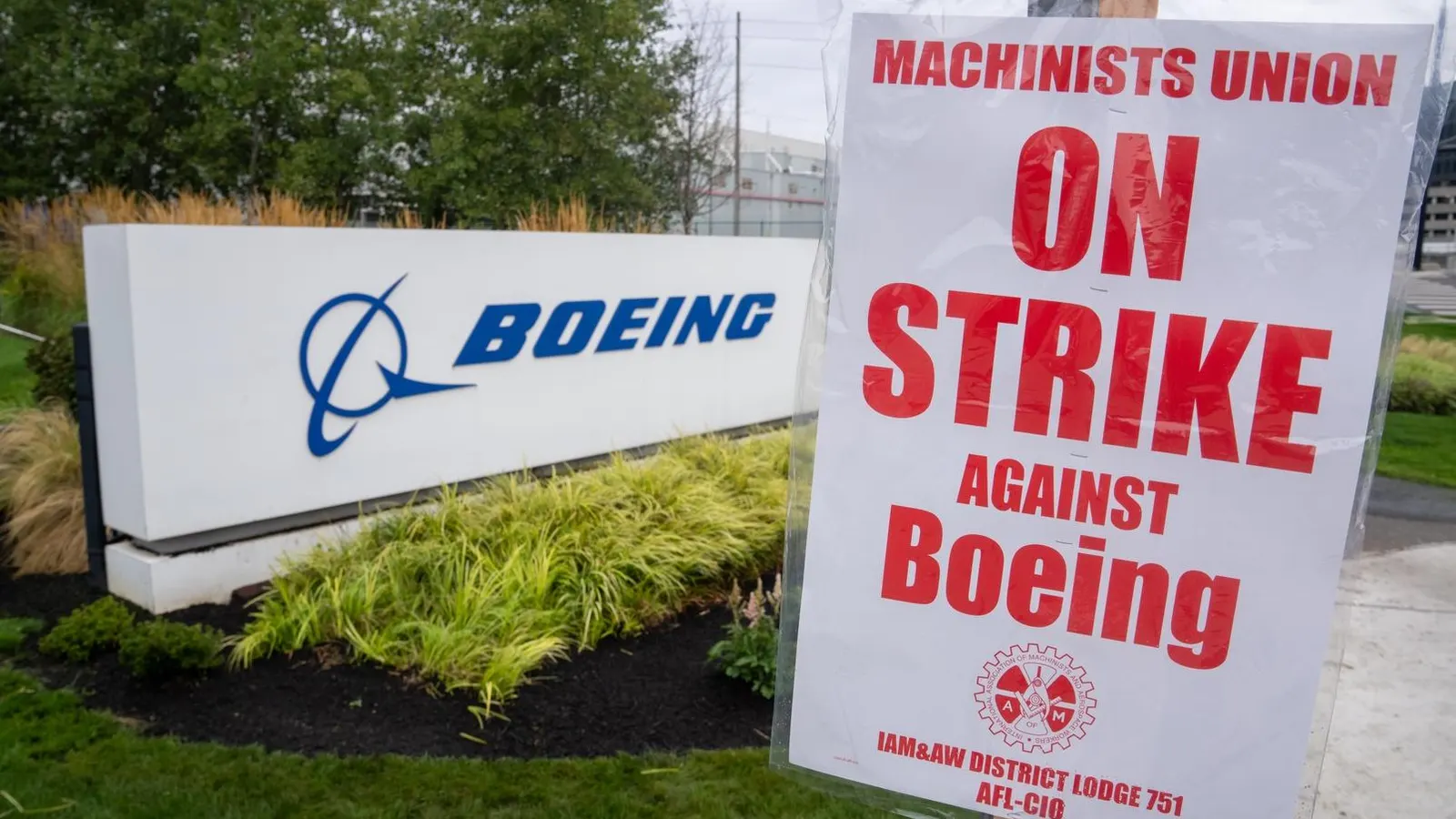Trabalhadores da Boeing na área de defesa entram em greve pela primeira vez desde 1996 - Imagem do artigo