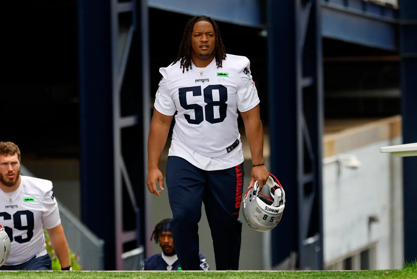 Calouro Jared Wilson conquista espaço entre os titulares da linha ofensiva dos Patriots - Imagem do artigo