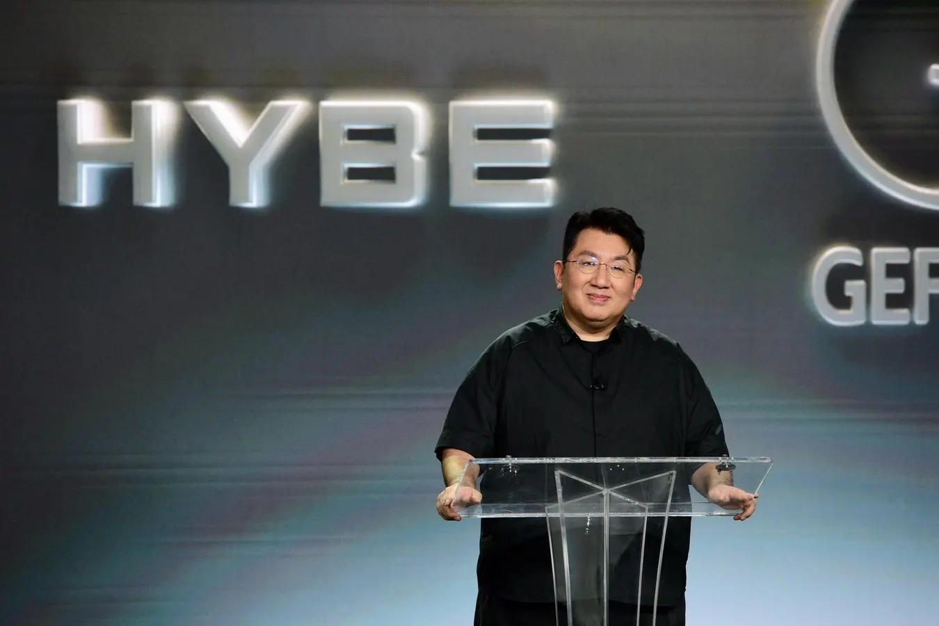 Bang Si-hyuk pede desculpas em e-mail vazado e anuncia retorno a Seul para colaborar com investigação - Imagem do artigo