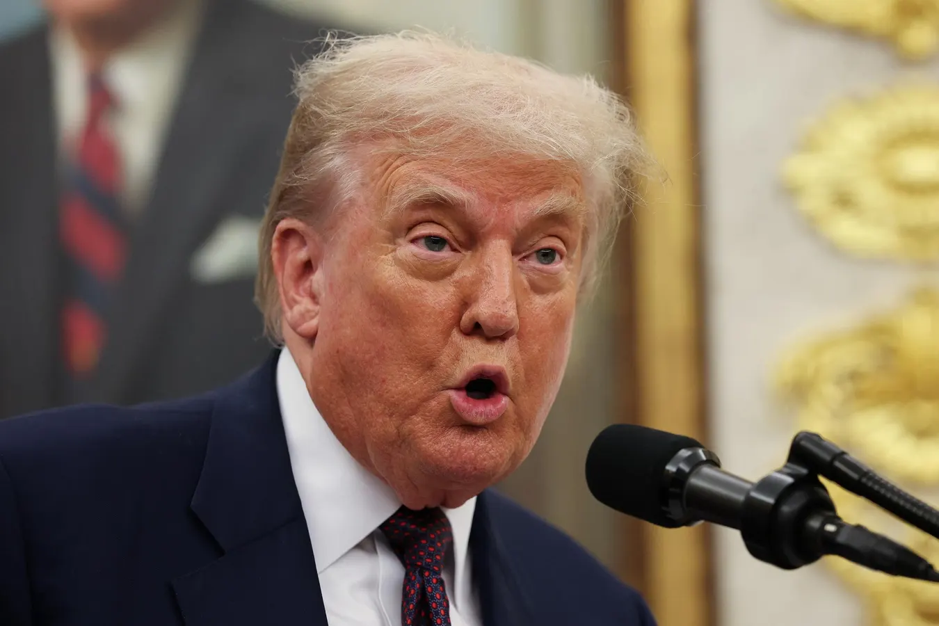 Trump anuncia tarifa de 100% sobre chips e semicondutores importados - Imagem do artigo