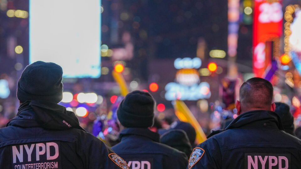 Times Square é evacuada após suspeita de bomba, confirma polícia de Nova York - Imagem do artigo original