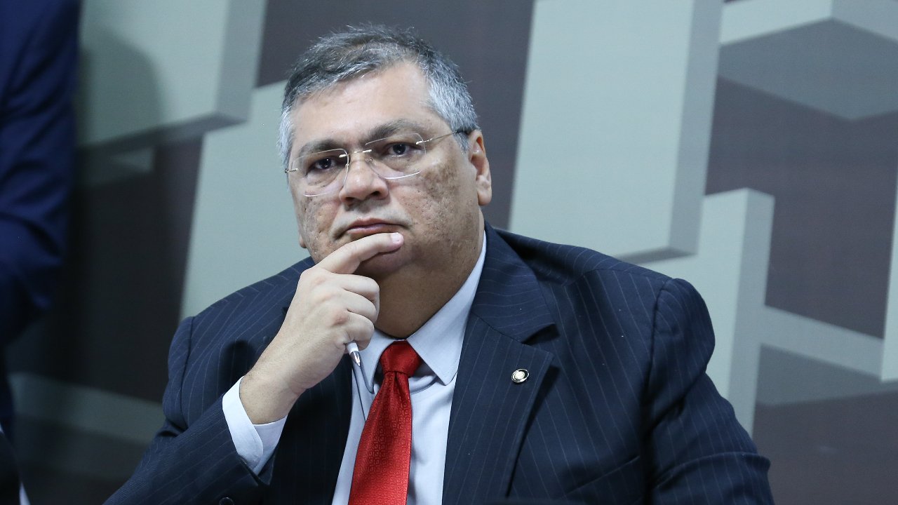 Decisão de Dino sobre leis estrangeiras provoca reação de especialistas em direito constitucional - Imagem do artigo