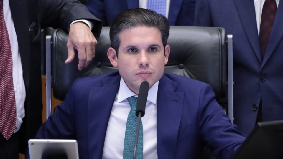 Hugo Motta avalia suspender mandatos antes de julgamento no Conselho de Ética após invasão do plenário - Imagem do artigo original