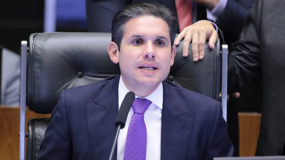 Câmara aprova urgência para projeto que prevê suspensão de deputados por obstrução física - Imagem do artigo original