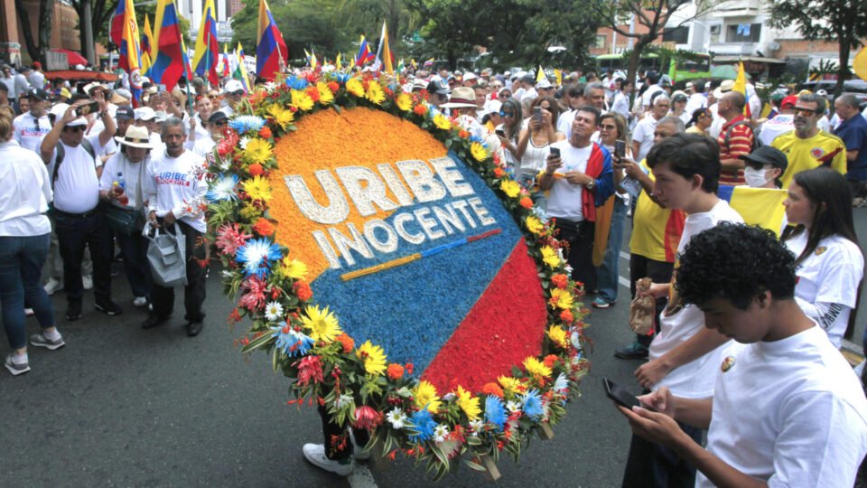 Tribunal de Bogotá revoga prisão domiciliar e manda soltar Álvaro Uribe - Imagem do artigo original