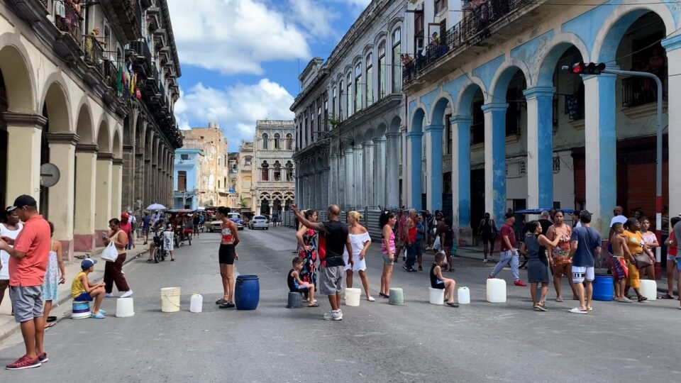 Falta d’água leva cubanos a bloquear avenidas e cobrar respostas do governo - Imagem do artigo original