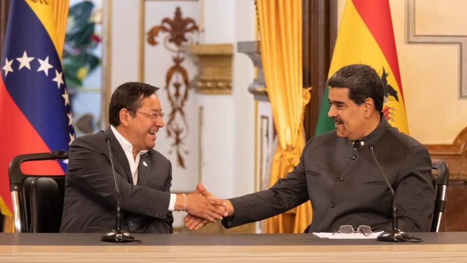 Presidente boliviano critica deslocamento de navios de guerra dos EUA perto da Venezuela - Imagem do artigo original