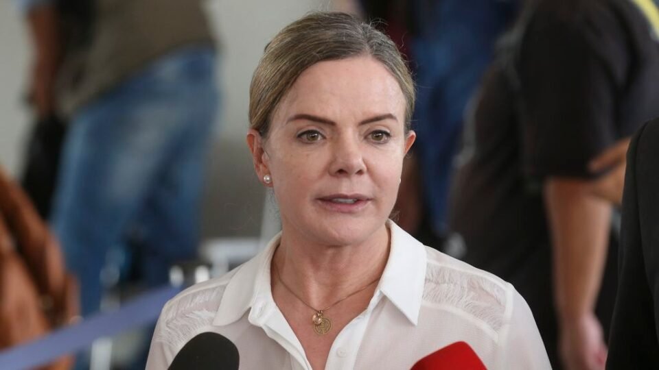 Gleisi Hoffmann cobra líderes da Câmara para que exijam cassação de Eduardo Bolsonaro no Conselho de Ética - Imagem do artigo original