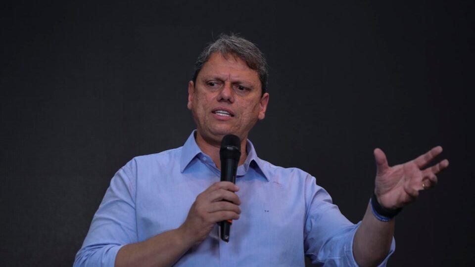 Tarcísio de Freitas defende Bolsonaro em Barretos; governadores aliados dizem que direita ocupará Planalto em 2026 - Imagem do artigo original