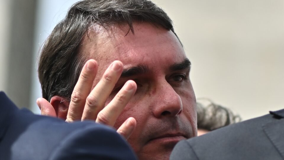 Mãe e avós de Flávio Bolsonaro são feitos reféns durante assalto em Resende, diz senador - Imagem do artigo original