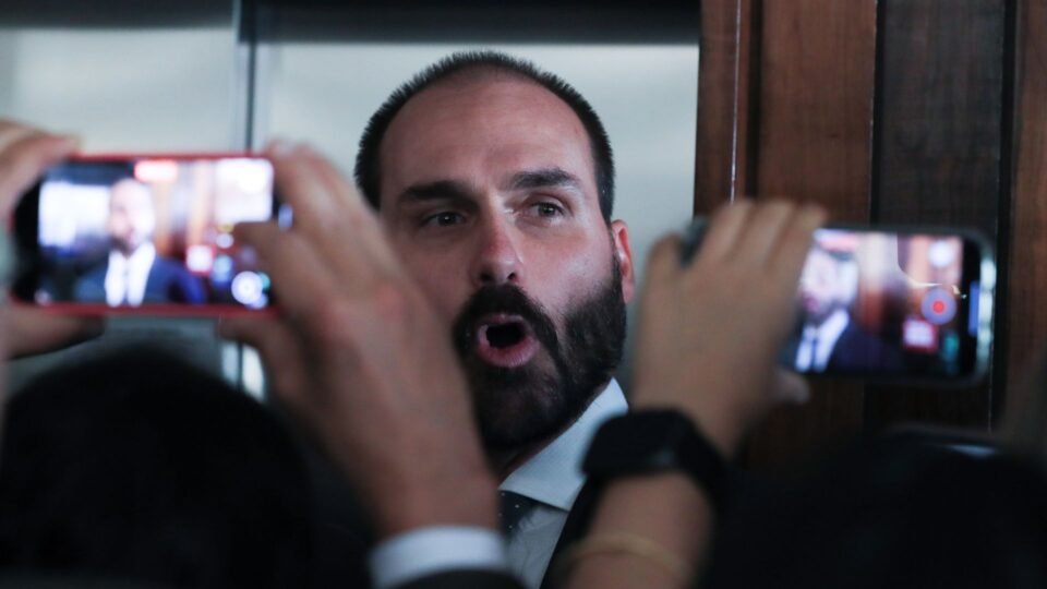 Eduardo Bolsonaro cobra agilidade da polícia após assalto e cárcere privado de mãe e avós em Resende - Imagem do artigo original
