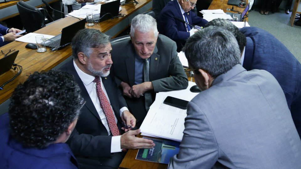 PT abandona bloco liderado por Hugo Motta após revés na CPMI do INSS - Imagem do artigo original