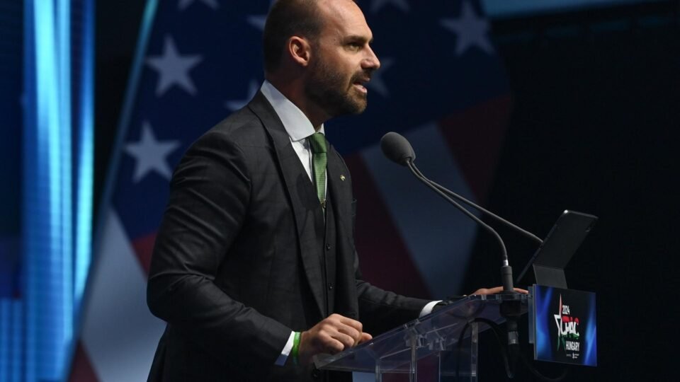 Eduardo Bolsonaro solicita à Câmara continuar mandato a partir dos EUA e alega perseguição política - Imagem do artigo