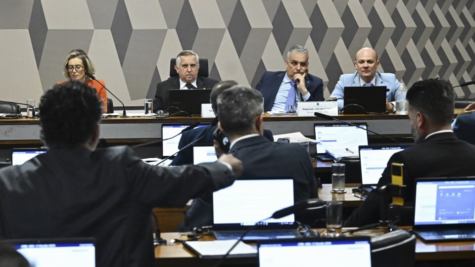 Oposição assume controle inicial da CPMI do INSS e governo perde aliados estratégicos - Imagem do artigo