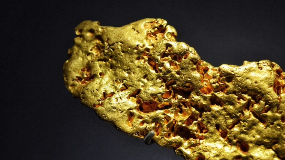Experimento mantém ouro sólido a quase 19 000 K e desafia teoria aceita há quatro décadas - Imagem do artigo